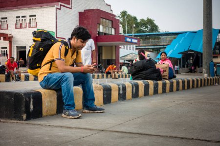 Téléchargez les photos : 4 juillet 2022 Haridwar Inde. Un homme avec un sac à dos qui attend le train à la gare de Haridwar. - en image libre de droit