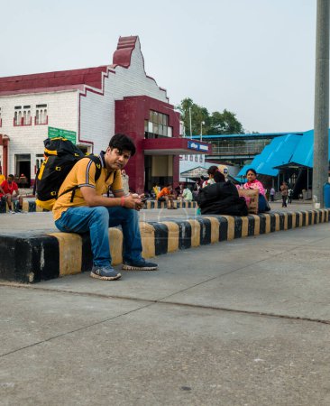 Téléchargez les photos : 4 juillet 2022 Haridwar Inde. Un homme avec un sac à dos qui attend le train à la gare de Haridwar. - en image libre de droit