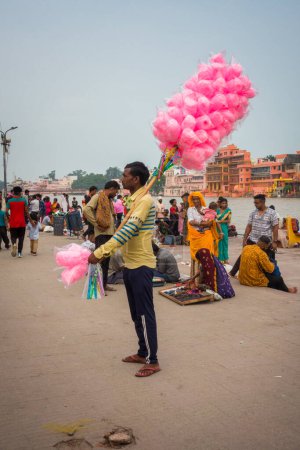 Foto de 8 de julio de 2022 Haridwar India. Un hombre vendiendo coloridos dulces de algodón a orillas del río Ganges. - Imagen libre de derechos