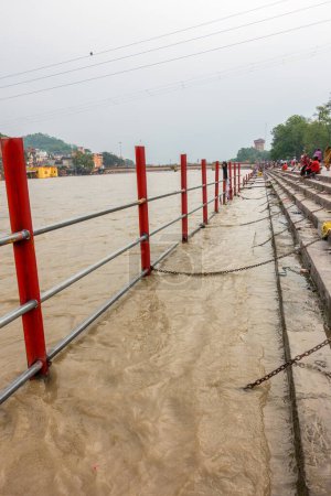 Foto de 8 de julio de 2022 Haridwar India. Cadenas y barricadas de hierro en los ghats o orillas del río Ganges para la seguridad pública durante el baño. - Imagen libre de derechos