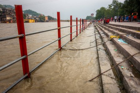 Foto de 8 de julio de 2022 Haridwar India. Cadenas y barricadas de hierro en los ghats o orillas del río Ganges para la seguridad pública durante el baño. - Imagen libre de derechos