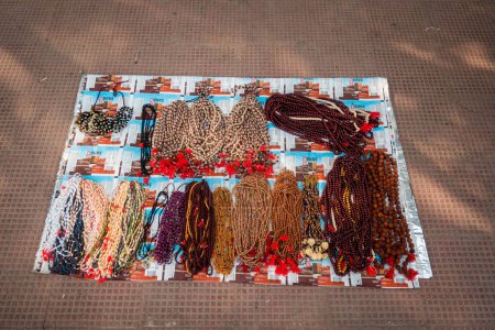 Foto de 8 de julio de 2022 Haridwar India. cuentas de pulsera de colores y collar indio tradicional venta en las orillas o ghats del río Ganges - Imagen libre de derechos