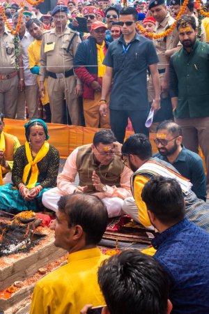 Foto de 28 de junio de 2023 Uttarakhand, India. Uttarakhand Primer Ministro Pushkar Singh Dhami realizando pooja- hawan (prácticas religiosas hindúes indias) durante un festival hindú rodeado de multitud local. - Imagen libre de derechos