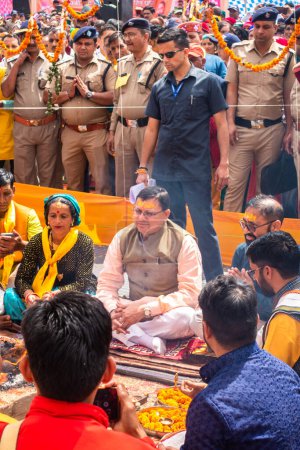 Foto de 28 de junio de 2023 Uttarakhand, India. Uttarakhand Primer Ministro Pushkar Singh Dhami realizando pooja- hawan (prácticas religiosas hindúes indias) durante un festival hindú rodeado de multitud local. - Imagen libre de derechos