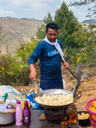 Foto de 28 de junio de 2023 Uttarakhand, India. Un joven haciendo Pakodas y Jalebis (cocina tradicional india) durante un Festival de Feria (mela). Pueblo en la Región del Himalaya. - Imagen libre de derechos