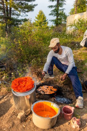 Foto de 28 de junio de 2023 Uttarakhand, India. Un joven haciendo Pakodas y Jalebis (cocina tradicional india) durante un Festival de Feria (mela). Pueblo en la Región del Himalaya. - Imagen libre de derechos