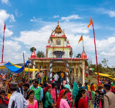 Foto de 28 de junio de 2023 Uttarakhand, India. Un templo hindú decorado dedicado a Naag Devta (Dios Serpiente) durante una ceremonia religiosa con la gente local en el traje colorido tradicional de Garhwali. - Imagen libre de derechos