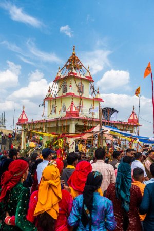 Foto de 28 de junio de 2023 Uttarakhand, India. Un templo hindú decorado dedicado a Naag Devta (Dios Serpiente) durante una ceremonia religiosa con la gente local en el traje colorido tradicional de Garhwali. - Imagen libre de derechos