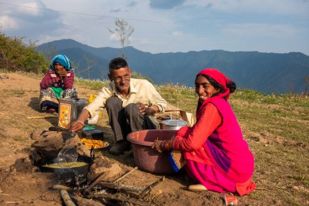 Foto de 28 de junio de 2023 Uttarakhand, India. Un hombre y su esposa haciendo Pakodas (cocina tradicional india) durante un Festival de Feria (mela). Pueblo en la Región del Himalaya. - Imagen libre de derechos
