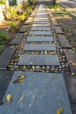 Un pavimento bien mantenido hecho de baldosas de piedra y guijarros. Uttarakhand India.