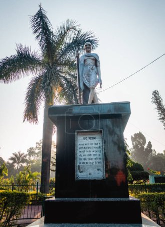 Foto de 28 de junio de 2023, Uttarakhand, India. Mahatma Gandhi con una estatua conmemorativa de bastón en Gandhi Park, Dehradun City. - Imagen libre de derechos