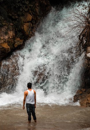Téléchargez les photos : 14 oct.2022 Uttarakhand, Inde. Homme heureux chérissant une vue rapprochée d'une cascade pittoresque dans la périphérie de Dehradun City. La beauté de la nature à son meilleur. - en image libre de droit