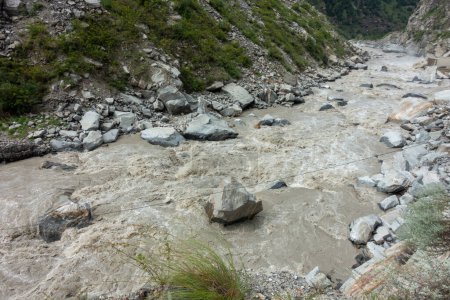 Foto de Monzón trae poderosas corrientes al río Satluj en Himachal Pradesh, India. - Imagen libre de derechos