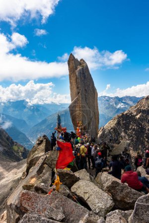 Téléchargez les photos : 30 août 2023, Himachal Pradesh, Inde. Des dévots prient à Rock Shivling, dans le cadre du pèlerinage hindou Kailash Yatra dans l'Himachal Pradesh - en image libre de droit