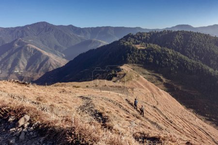 Téléchargez les photos : Randonneurs marchant le long des crêtes de l'Himalaya dans la région de Tehri Garhwal dans l'Uttarakhand. Vue imprenable sur la montagne - en image libre de droit