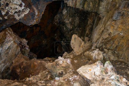 Foto de Cueva oculta dentro de las profundidades del Himalaya, ubicada en Uttarakhand, India - Imagen libre de derechos