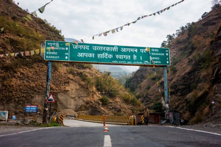 Foto de 18 de febrero de 2024, Uttarakhand India. Bienvenido a Uttarkashi: Puerta de entrada a la aventura del Himalaya - Imagen libre de derechos