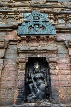 18 février 2024, Uttarakhand Inde. Mahisasuramardini Sculpture : Déesse Durga massacre Mahishasura, Temple Lakhamandal, Uttarakhand, Inde