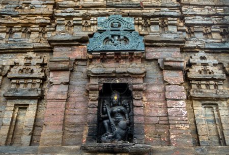 18. Februar 2024, Uttarakhand Indien. Mahisasuramardini-Skulptur: Göttin Durga tötet Mahishasura, Lakhamandal-Tempel, Uttarakhand, Indien