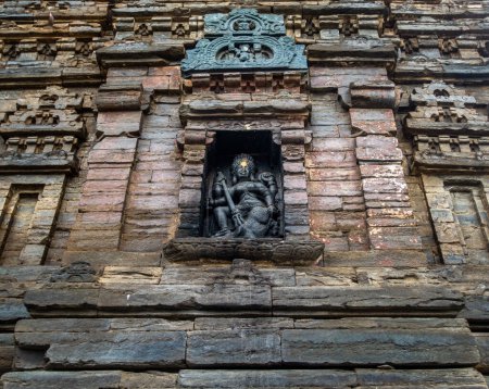 18 de febrero de 2024, Uttarakhand India. Mahisasuramardini Escultura: Matanza de la diosa Durga Mahishasura, Templo de Lakhamandal, Uttarakhand, India