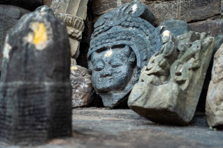 18 de febrero de 2024, Uttarakhand India. Ruinas y estatuas descubiertas en el templo de Lakhamandal Shiva: Esculturas de la antigua deidad hindú