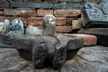 Téléchargez les photos : 18 février 2024, Uttarakhand Inde. Sculptures anciennes de Shiva Linga en pierre au temple Lakhamandal Shiva : Ruines - en image libre de droit