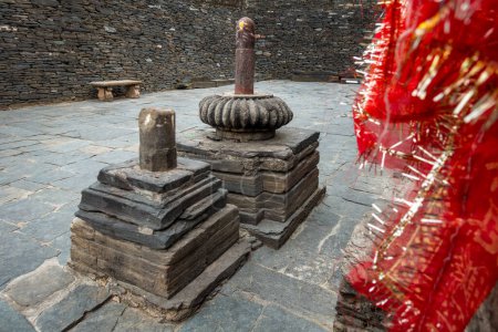 18 février 2024, Uttarakhand Inde. Sculptures anciennes de Shiva Linga en pierre au temple Lakhamandal Shiva : Ruines