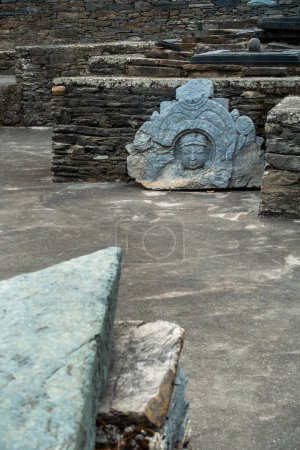 18 février 2024, Uttarakhand Inde. Ruines et Statues Unearthed au Temple Lakhamandal Shiva : Sculptures anciennes de divinité hindoue