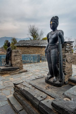 18. Februar 2024, Uttarakhand India.Lakhamandal Tempel Dvarapala: Antike Skulpturen von Türstehern, Uttarakhand, Indien