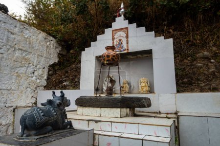 22. Februar 2024, Uttarkashi Uttarakhand, Indien. Shiva -Parvati Tempel mit Nandi Bull Sotne Bildhauer. Hinduistische Götter .