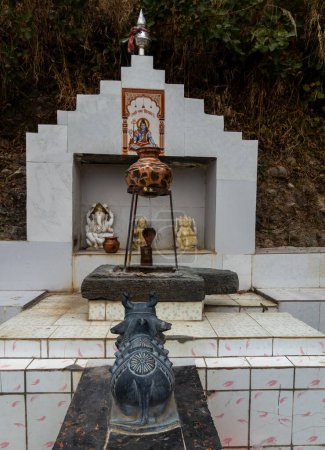 22 février 2024, Uttarkashi Uttarakhand, Inde. Temple Shiva-Parvati avec sculpteur Nandi Bull sotne. Dieux hindous .