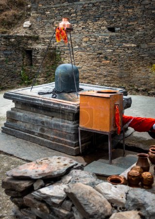 18. Februar 2024, Uttarakhand Indien. Granitstein Shivalingas am Shiva Tempel in Lakhamandal. Es leuchtet wie ein Spiegel und reflektiert die umgebende Sicht.