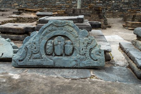 18 février 2024, Uttarakhand Inde. Ruines et Statues Unearthed au Temple Lakhamandal Shiva : Sculptures anciennes de divinité hindoue