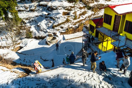 Téléchargez les photos : 14 février2024, Uttarakhand Inde. Plaisirs d'hiver à Mussoorie et Dhanaulti : les touristes profitent des premières chutes de neige à Uttarakhand, en Inde - en image libre de droit
