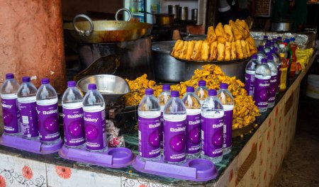 Foto de 13 de febrero de 2024, Rishikesh Uttarakhand India. Restaurantes de carretera en Rishikesh: snacks indios y agua envasada - Imagen libre de derechos