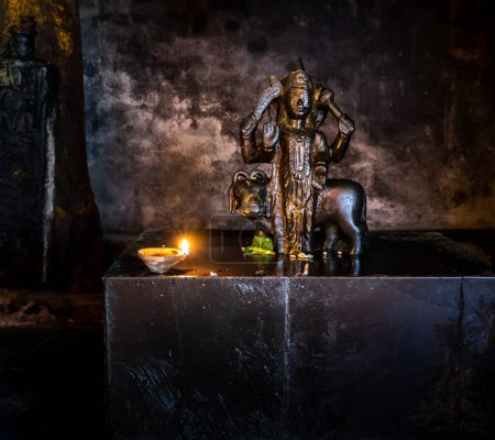 Téléchargez les photos : 18 février 2024, Uttarakhand Inde. Yama Dev Sculpture : Déité hindoue de la mort et de la justice - en image libre de droit