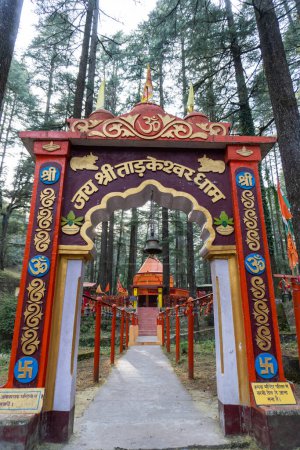 Foto de 14 de febrero de 2024, Uttarakhand India. Templo Tarkeshwar Mahadev: Santuario sagrado Shiva de Lansdowne en medio de los bosques de Deodar, Uttarakhand, India - Imagen libre de derechos