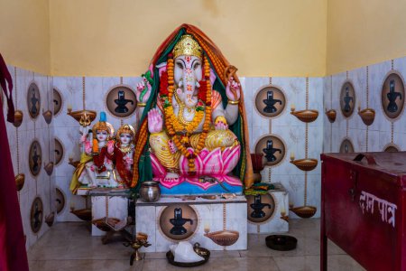 Téléchargez les photos : 14 février2024, Uttarakhand Inde. Sculpture du Seigneur Sacré Ganesha : Intérieur du Temple hindou - en image libre de droit