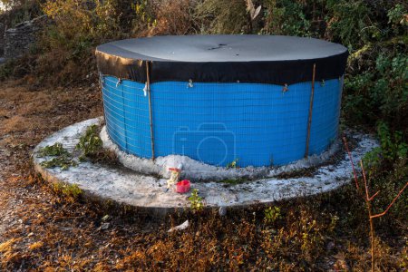 Foto de Agricultura sostenible: tanque de recolección de agua de lluvia en Uttarakhand Foothills, India - Imagen libre de derechos