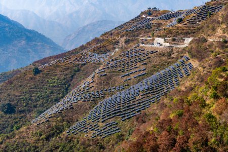 Téléchargez les photos : Panneaux solaires de montagne : développement économique à Pauri Garhwal, Uttarakhand. Initiative pour une énergie propre et durable. - en image libre de droit