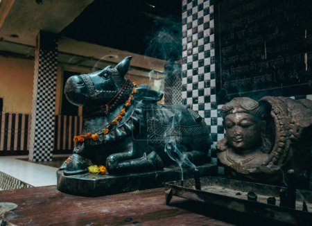 Foto de 14 de febrero de 2024 Uttarakhand, India, Antiguas esculturas artesanales de piedra de Nandi acompañan simbólicamente a Lord Shiva, templo de Ekeshwar Mahadev, Pauri Garhwal, - Imagen libre de derechos