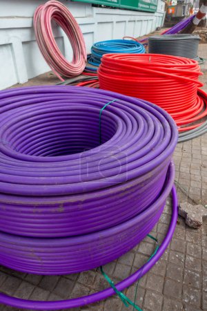 11 janvier 2024, Uttarakhand IndiaSmart City Infrastructure : faisceaux de tuyaux en fibre colorée pour le câblage souterrain, Rajpur Road, Dehradun, Uttarakhand, Inde. Projet de développement