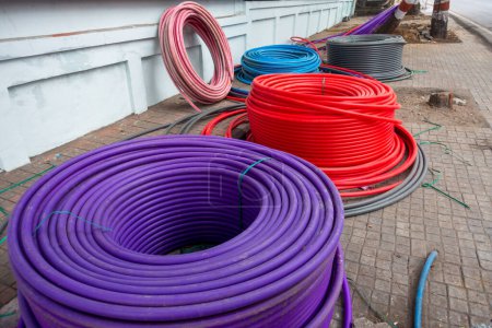 11 janvier 2024, Uttarakhand IndiaSmart City Infrastructure : faisceaux de tuyaux en fibre colorée pour le câblage souterrain, Rajpur Road, Dehradun, Uttarakhand, Inde. Projet de développement