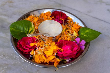 Annaprashan-Zeremonie: Hinduistische Tradition des ersten Reisessens. Bunt dekoriertes Silberbesteck mit süßem Reis-Kheer für Babys erste feste Nahrung
