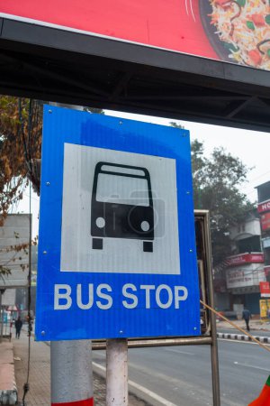 11 de enero de 2024, Uttarakhand India. Transporte urbano: señal de parada de autobús en Rajpur Road, Dehradun, Uttarakhand, India. Transporte urbano