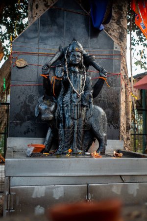 11 janvier 2024, Uttarakhand Inde. Sculpture en pierre noire sacrée : Lord Shani et Buffalo d'eau, divinité hindoue dans l'Uttarakhand, Inde