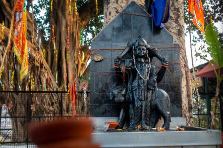 11 janvier 2024, Uttarakhand Inde. Sculpture en pierre noire sacrée : Lord Shani et Buffalo d'eau, divinité hindoue dans l'Uttarakhand, Inde