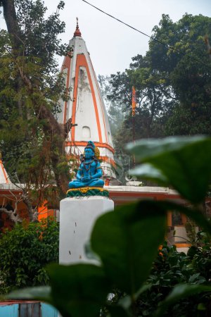 11 de enero de 2024, Uttarakhand India Estatua de Shiva Divina: Posa Meditativa en Escultura de Piedra Azul, Rajpur Road, Dehradun City, India. Celebrando el Festival Shivaratri en el Templo Shiva