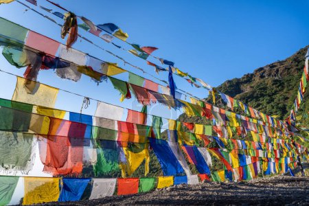 Tibetische Gebetsfahnen flattern im Vorland von Dehradun, Uttarakhand, Indien