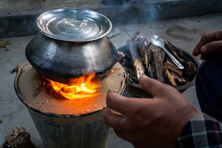 3 mars 2024, Uttarakhand Inde. Xoethi Cuisson : Poêle à argile extérieure avec bois de chauffage dans le village rural de Uttarakhand, Inde.